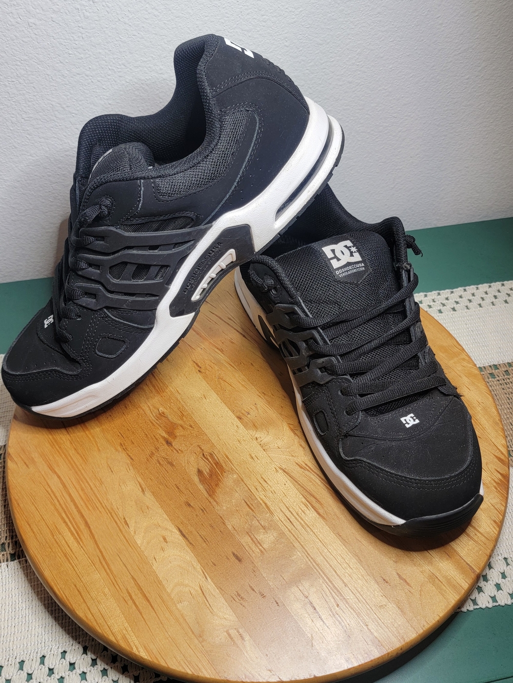 DC Men’s Black Skate Shoes -AT 2 Cushioned Low-Top Sneakers